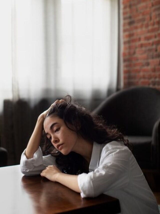 mulher-jovem-lidando-com-o-término-do-relacionamento