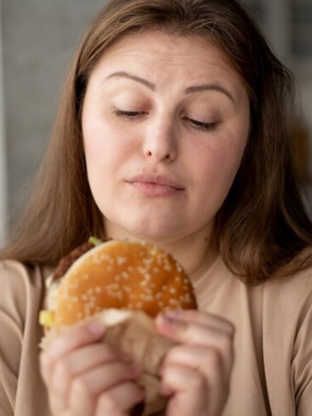 mulher-sofrendo-devido-a-compulsão-alimentar-busca-tratamento-através-da-terapia-online