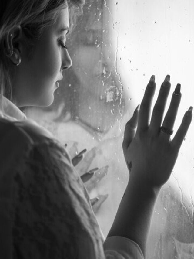 Mulher-deprimida-procurando-terapia online.