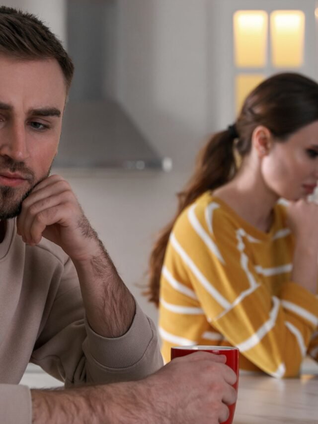 mulher-pensando-sobre-o-que-fazer-quando-um-homem-some-e-depos-aparece