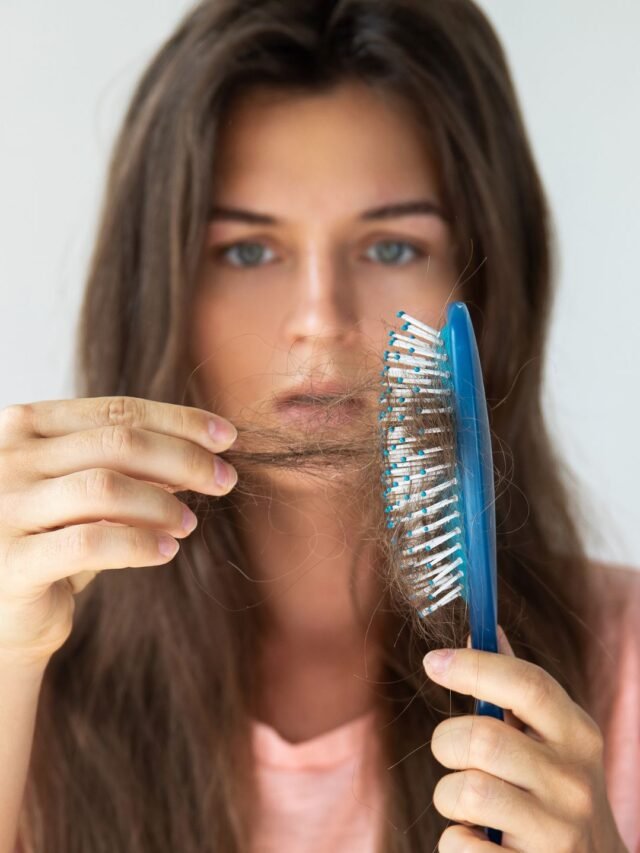 mulher-com-queda-de-cabelo-quer-saber-se-o-seu-cabelo-está-caindo-devido-ao-estresse