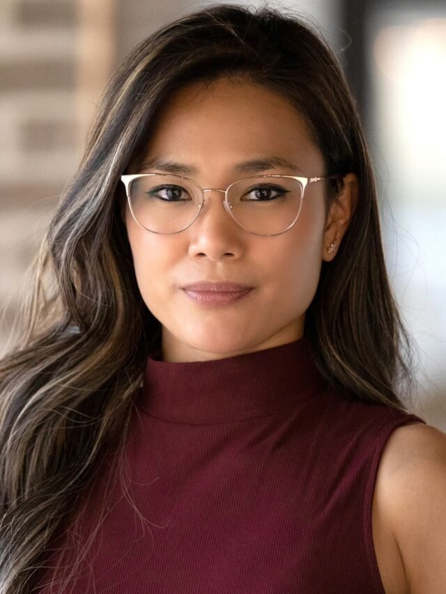 mulher-em-pé-pensando-em-como-parar-de-mendigar-afeto