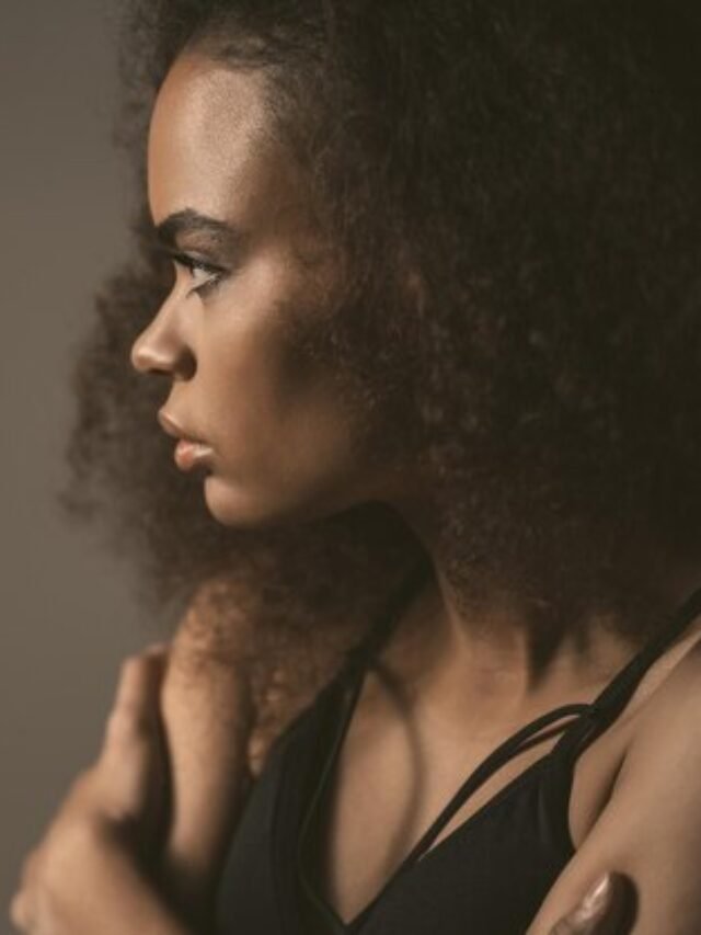 mulher-negra-triste-procurando-terapia online