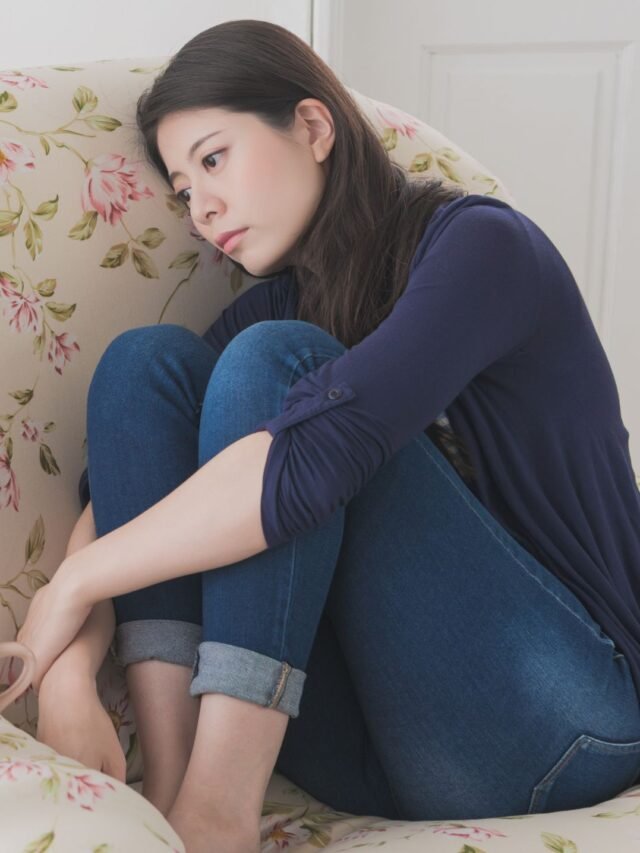 mulher-pensando-em-como-fazer-a-pessoa-que-ela-gosta-ir-atrás-dela