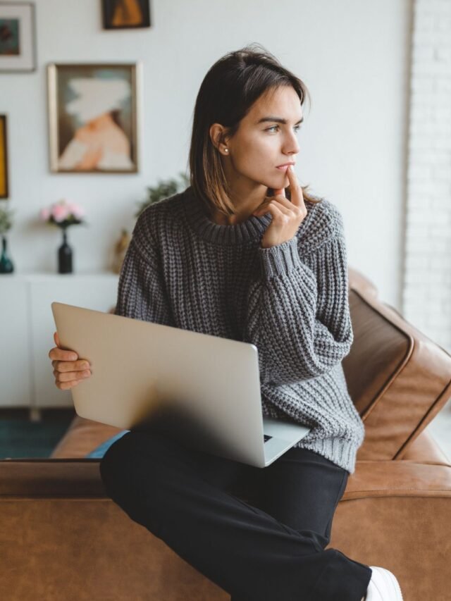 mulher-pensando-em-como-fazer-alguém-correr-atrás-dela