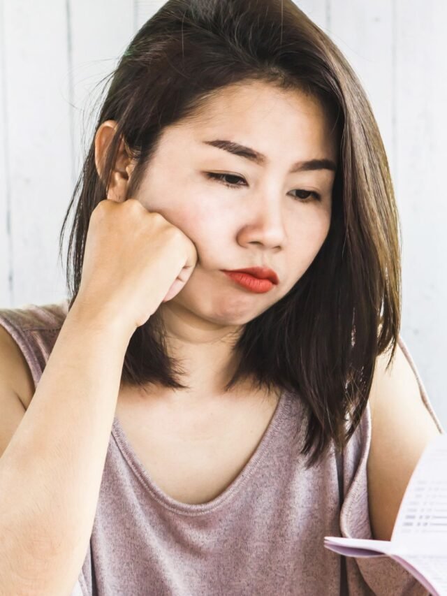 mulher-pensando-em-como-saber-se-uma-pessoa-é-de-confiança