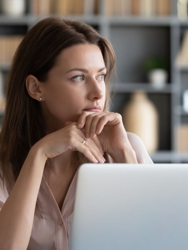 mulher-pensando-no-que-fazer-pois-o-homem-sumiu