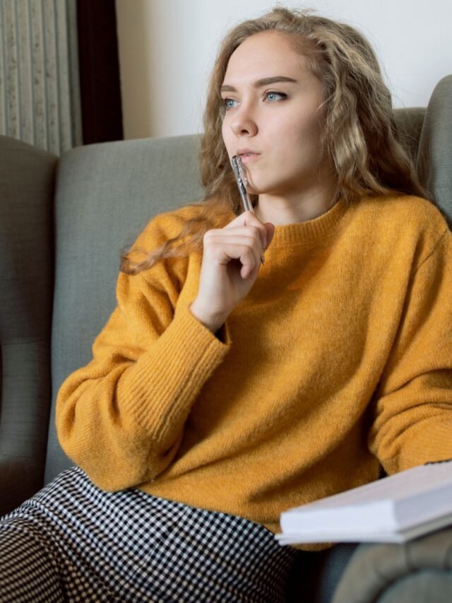 mulher-pensando-se-vale-a-pena-ir-atrás-de-quem-sumiu