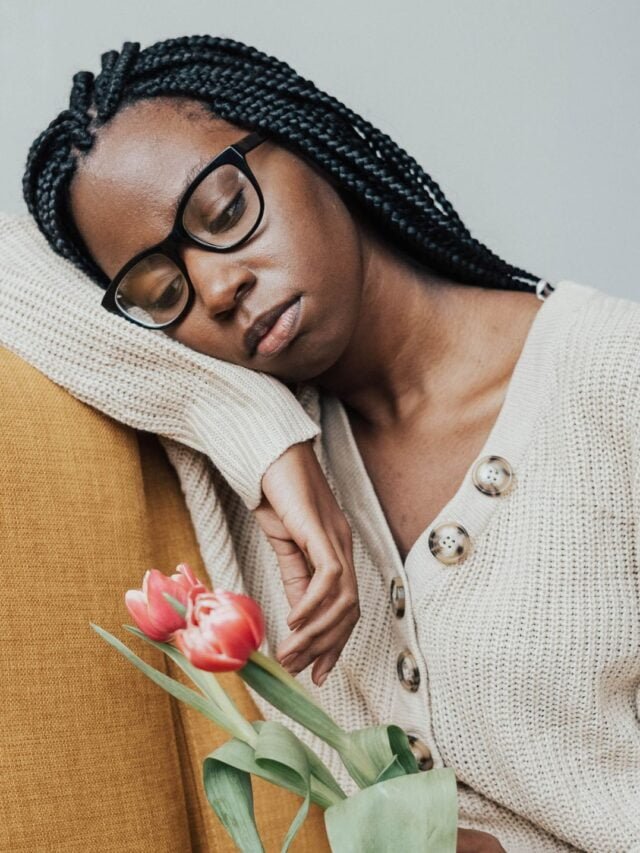 mulher-pensando-sobre-as-consequencias-de-crescer-em-um-lar-disfuncional