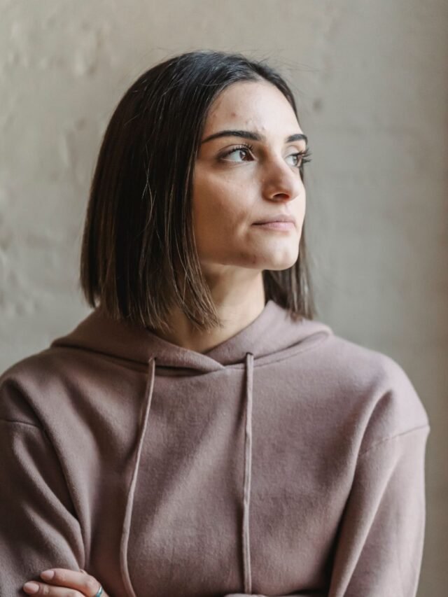 mulher-pensando-sobre-as-consequencias-de-crescer-em-um-lar-disfuncional