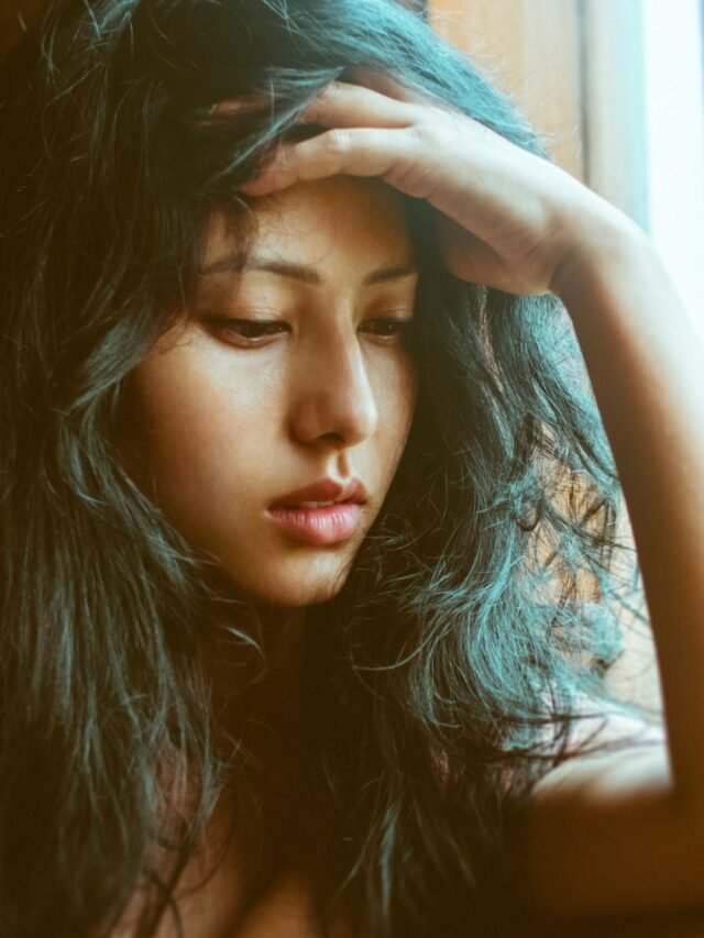 mulher-pensando-sobre-o-que-fazer-para-superar-o-término-de-um-relacionamento