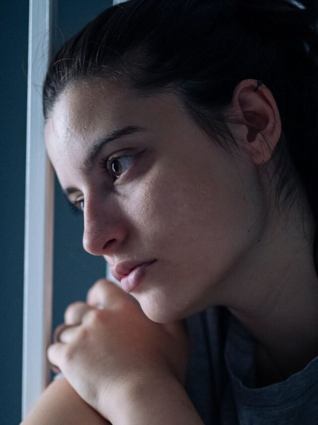 mulher-pensando-sobre-o-que-fazer-quando-um-ficante-se-afasta