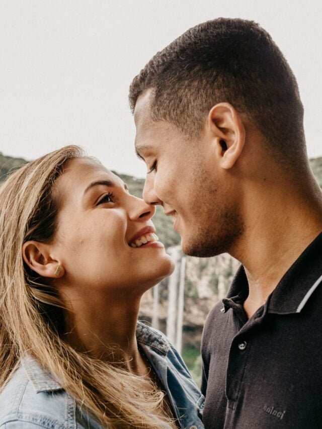 casal-sorrindo-refletindo-acerca-do-que-é-monogamia-em-um-relacionamento