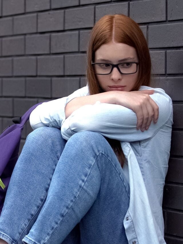 mulher-pensando-sobre-o-isolamento-social-causado-por-causa-da-internet