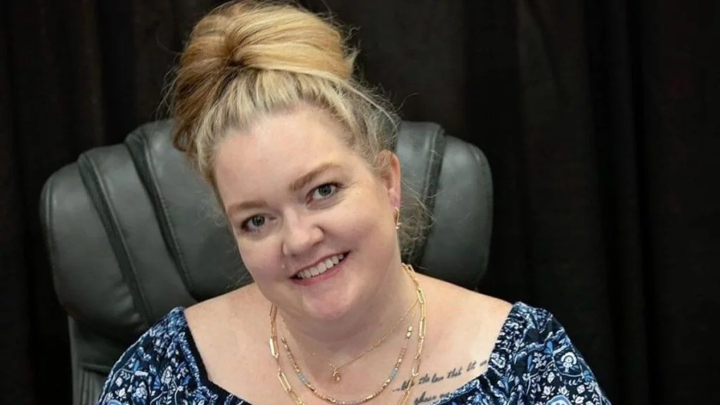 7 Melhores Livros Colleen Hoover 3 autora-mostrando-os-7-Melhores-Livros-Colleen-Hoover