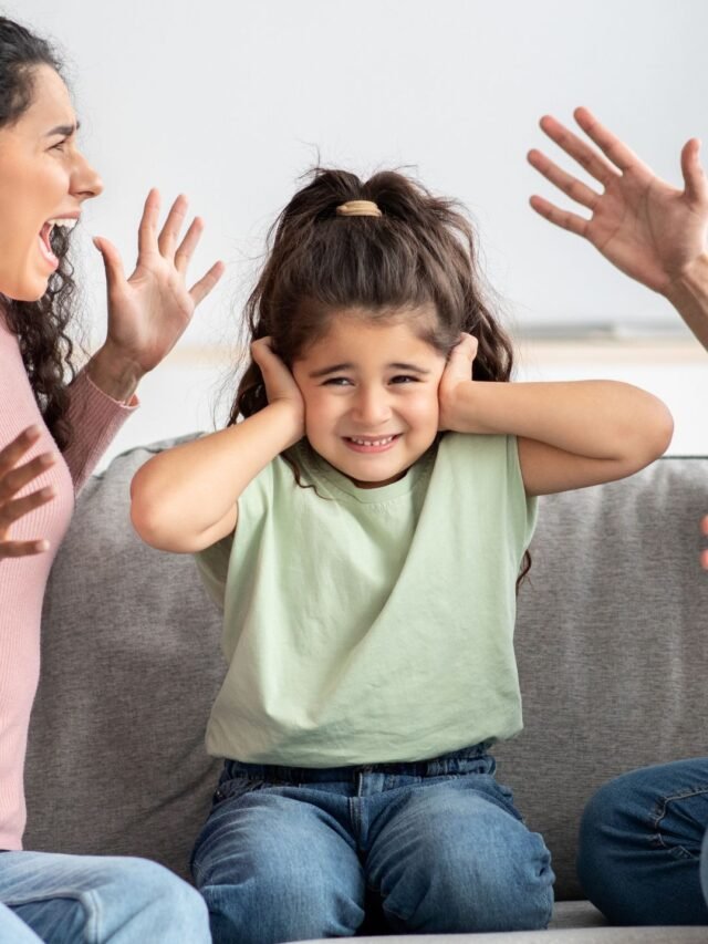 criança-no-meio-de-um-casal-brigando-pensando-em-como-a-alienação-parental-afeta-o-seu-psicológico