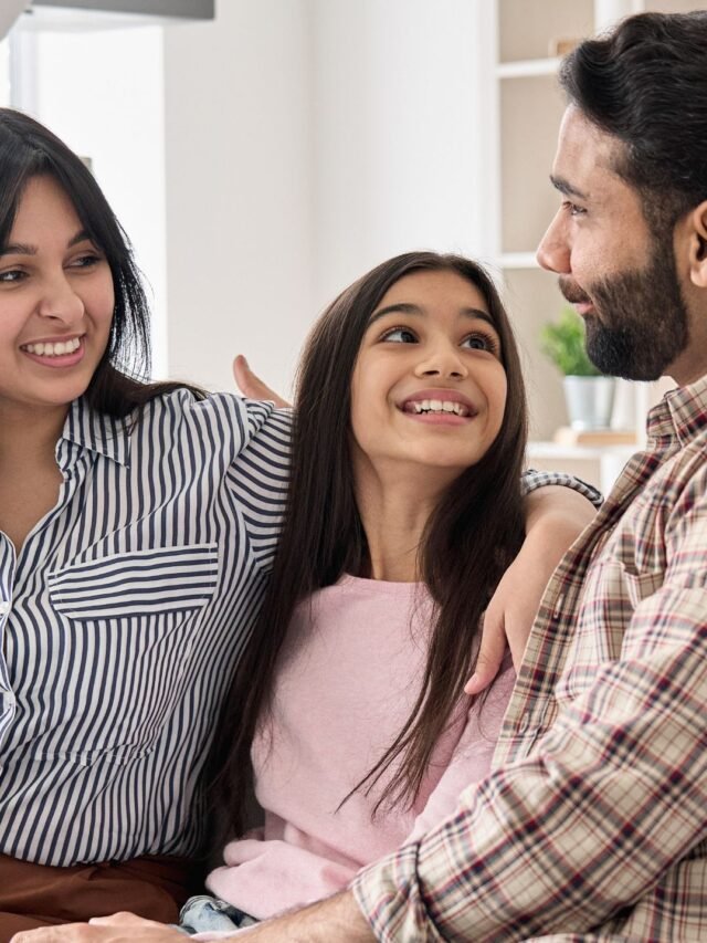 familia-sentada-conversando-sobre-alienação-parental-inversa