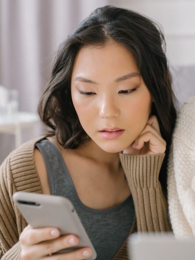 mulher-com-ciumes-nas-mídias-socias