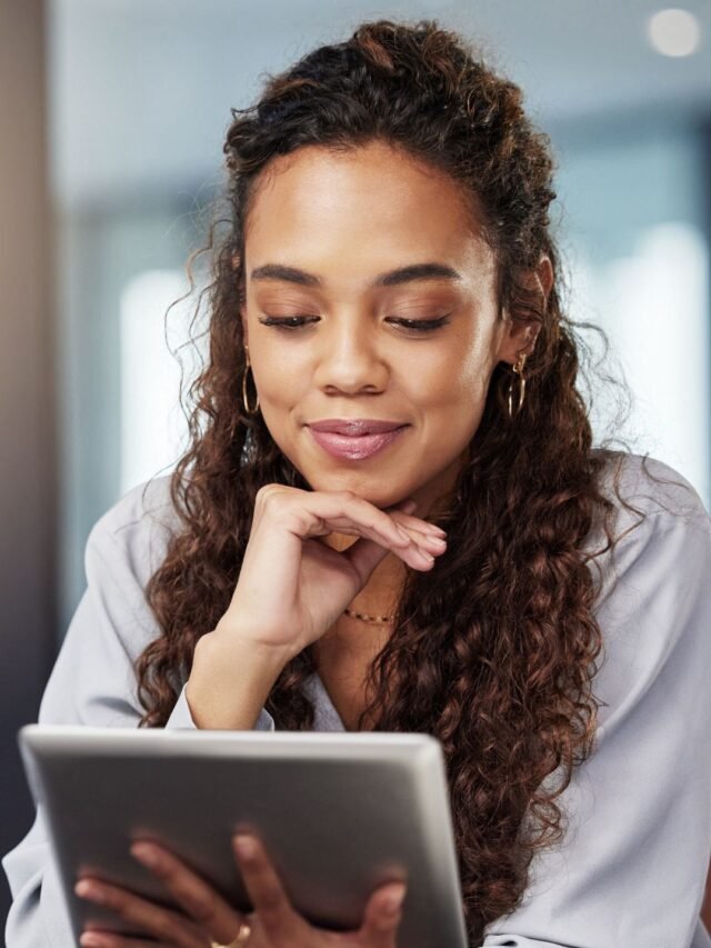 mulher-com-o-celular-pensando-sobre-Qual-o-Impacto-das-Redes-Sociais-na-Vida-Profissional
