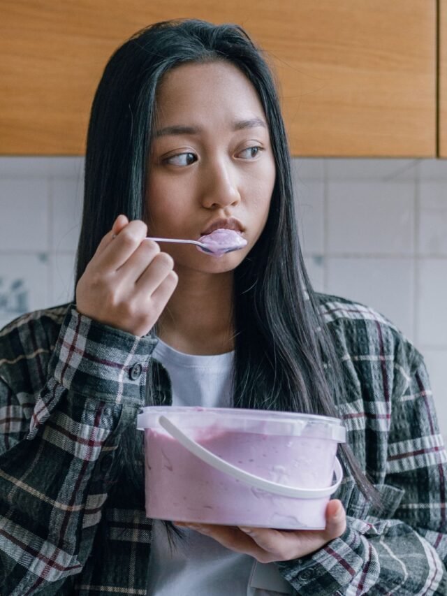 mulher-comendo-quer-saber-o-que-é-compulsão-alimentar-noturna