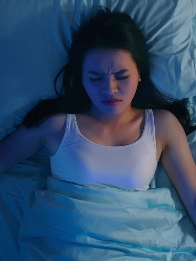 mulher-deitada-na-cama-pensando-o-que-a-insônia-pode-causar