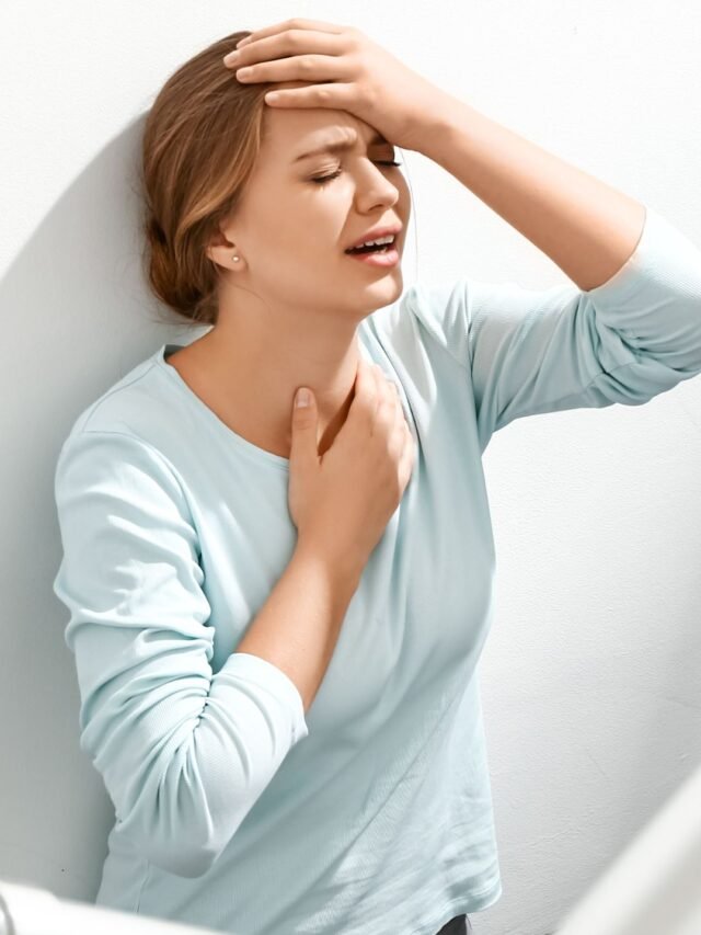 mulher-em-pé-pensando-sobre-o-que-fazer-com-os-ataques-de-panico-noturno