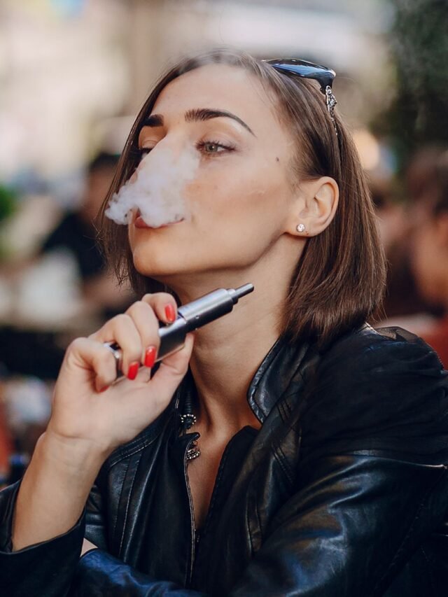 mulher-fumando-cigarro-eletrônico-vape-quer-saber-se-o-uso-do-vape-causa-dependencia