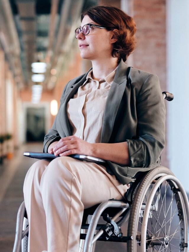 mulher-na-cadeira-de-rodas-explicando-o-conceito-de-capacitismo