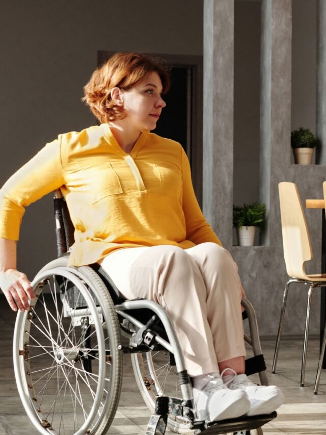 mulher-na-cadeira-de-rodas-falando-sobre-capacitismo-e-psicologia