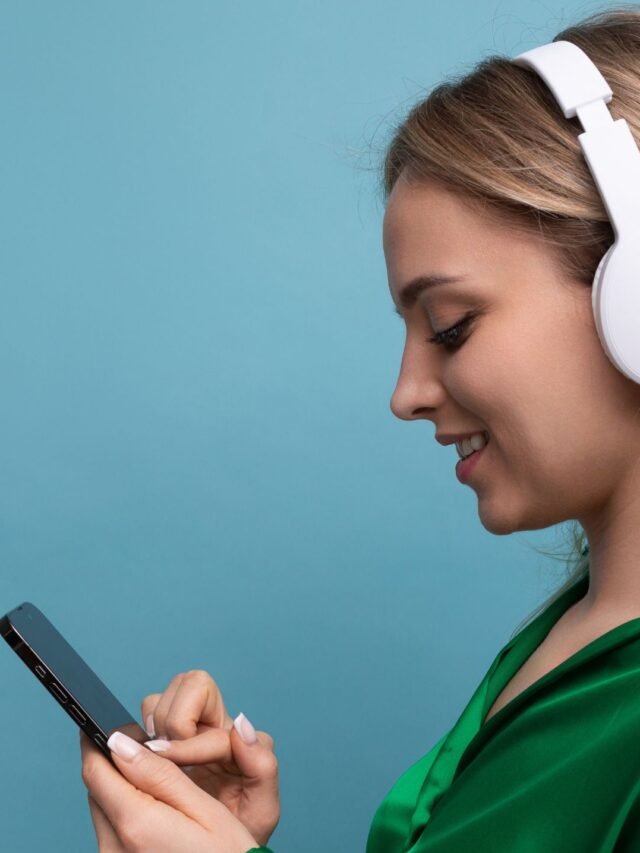 mulher-no-celular-quer-saber-se-ele-está-interessado-pelo-whatsapp