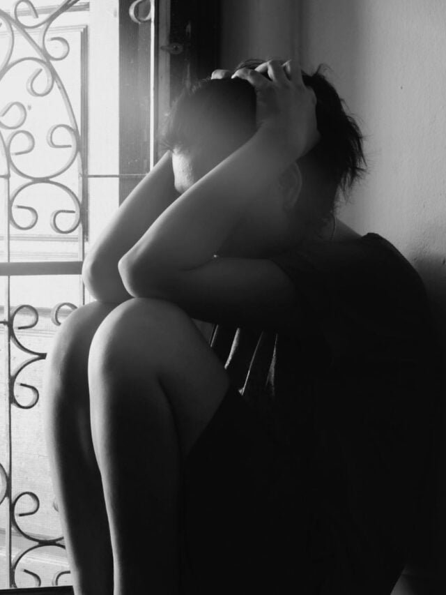 mulher-preocupada-com-as-consequências-do-isolamento-social