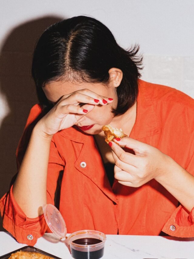 mulher-quer-saber-o-que-leva-a-ter-compulsão-alimentar