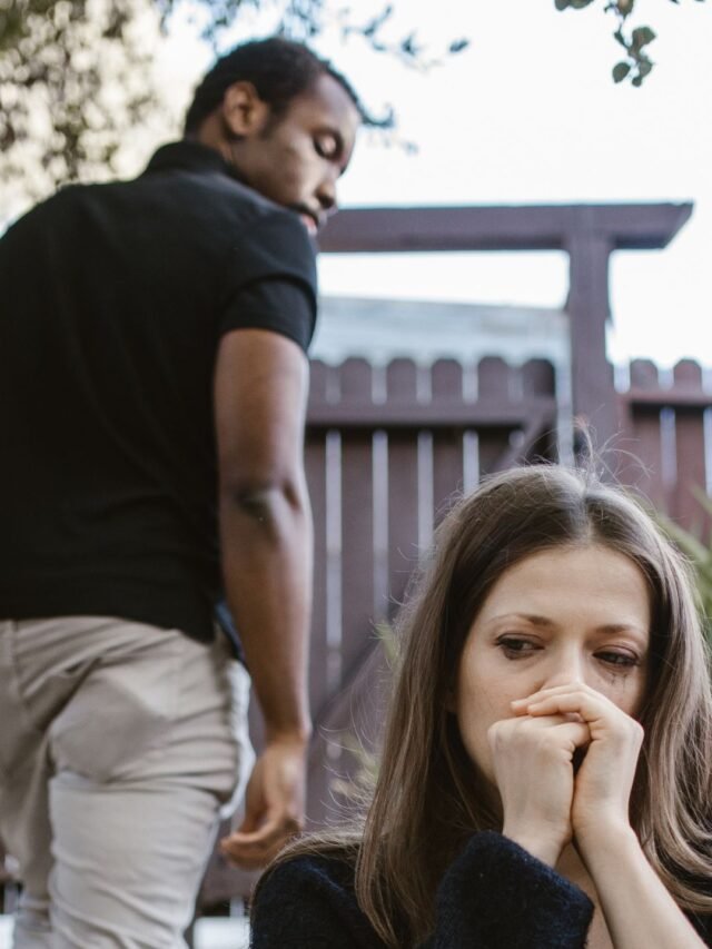 mulher-sentada-preocupada-com-o-comportamento-de-um-homem-manipulador