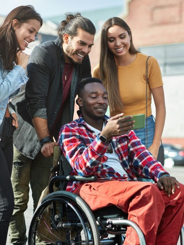 pessoas-assistindo-filmes-para-debater-acerca-do-capacitismo