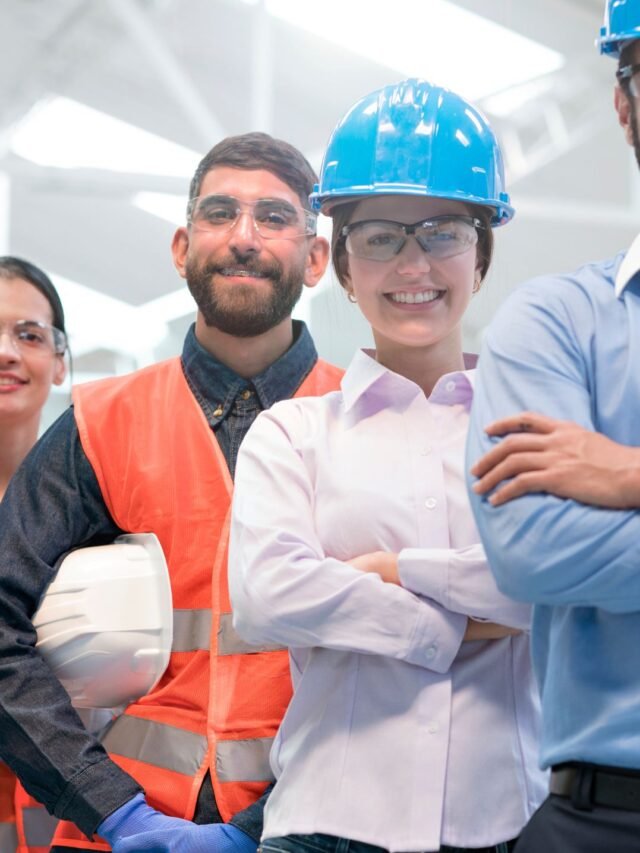 trabalhadores-em-pé-pensando-sobre-a-saúde-mental-do-trabalhador