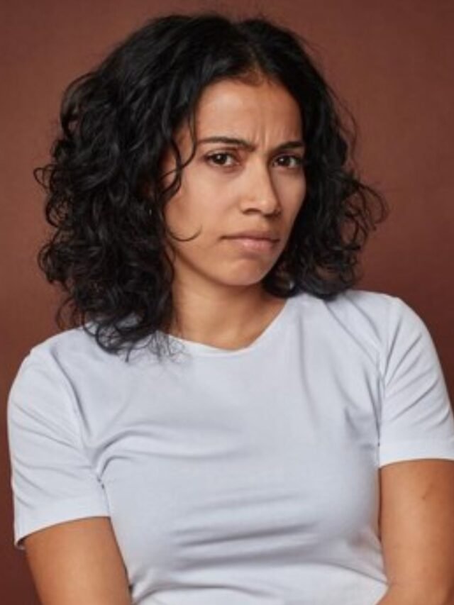 mulher-pensando-porque-é-tão-difícil-terminar-um-relacionamento