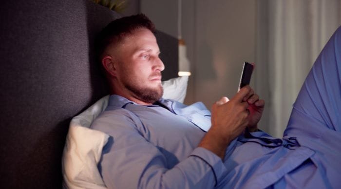 vicio em pornografia 1 homem-assistindo-pornografia-busca-tratamento-para-vicio-em-pornografia-e-vicio-em-masturbação